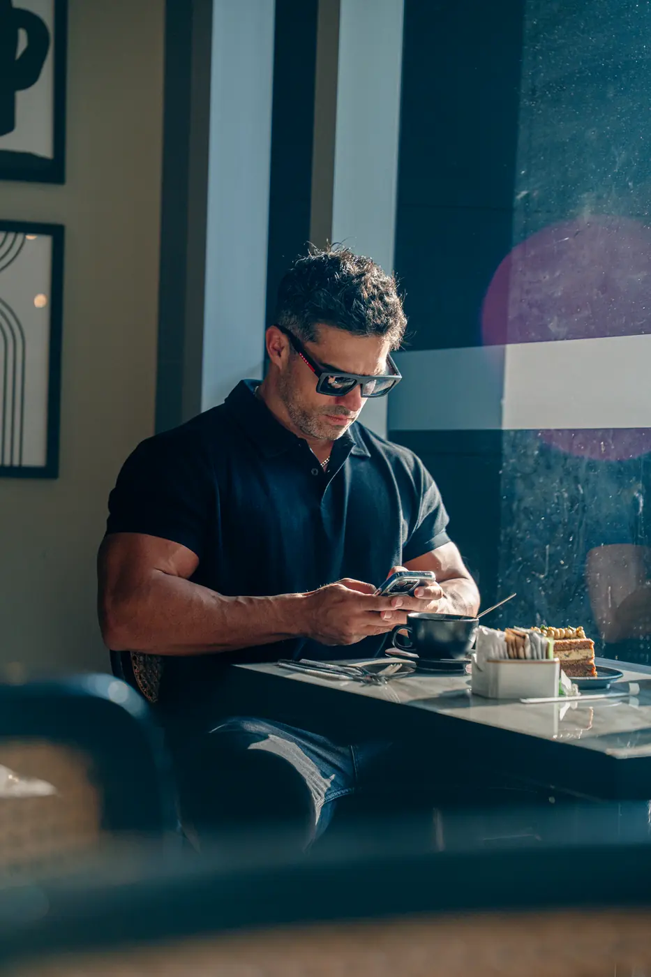 Santi revisando el seguimiento desde el celular