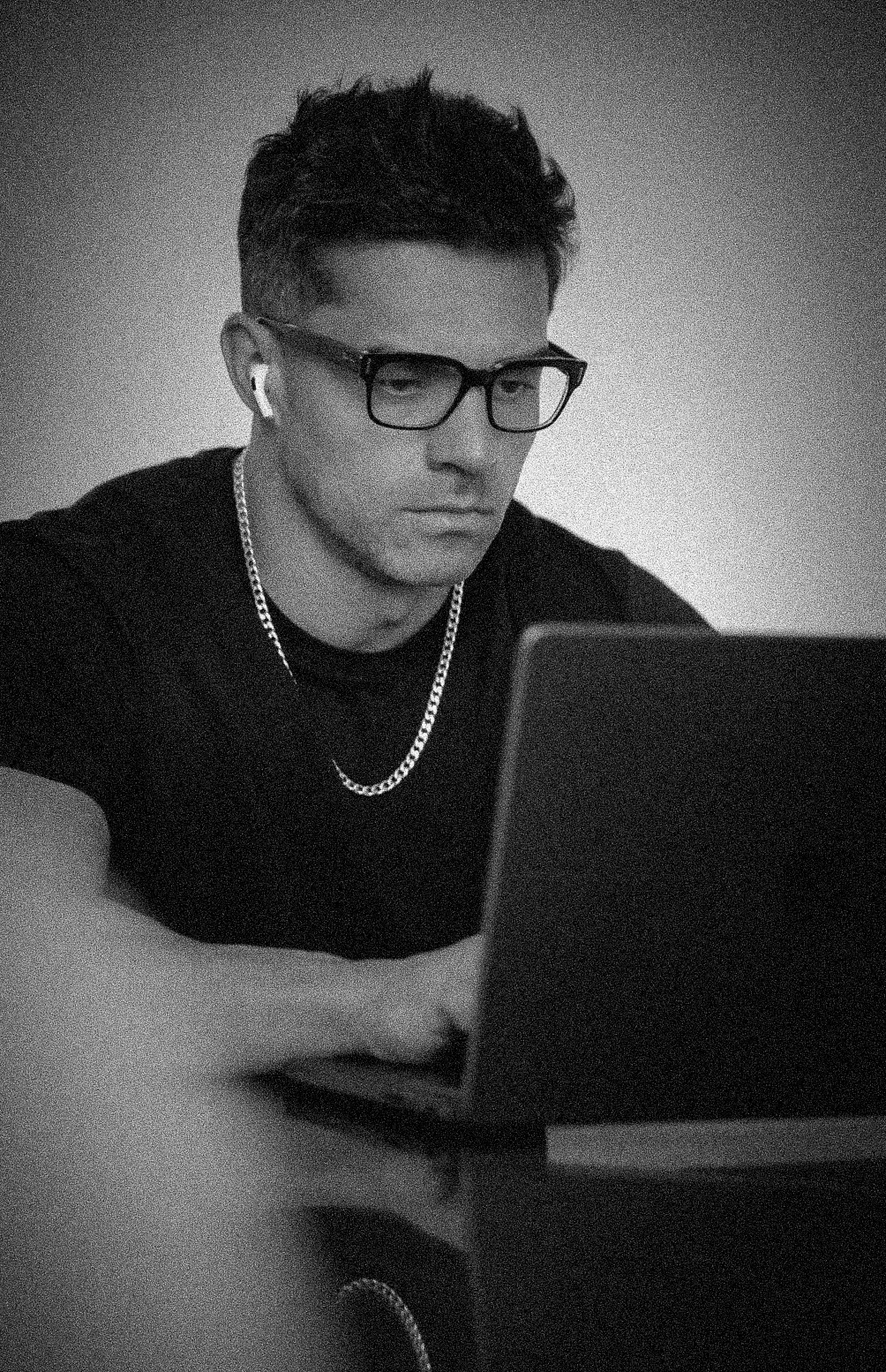 Santi analizando datos en su computadora